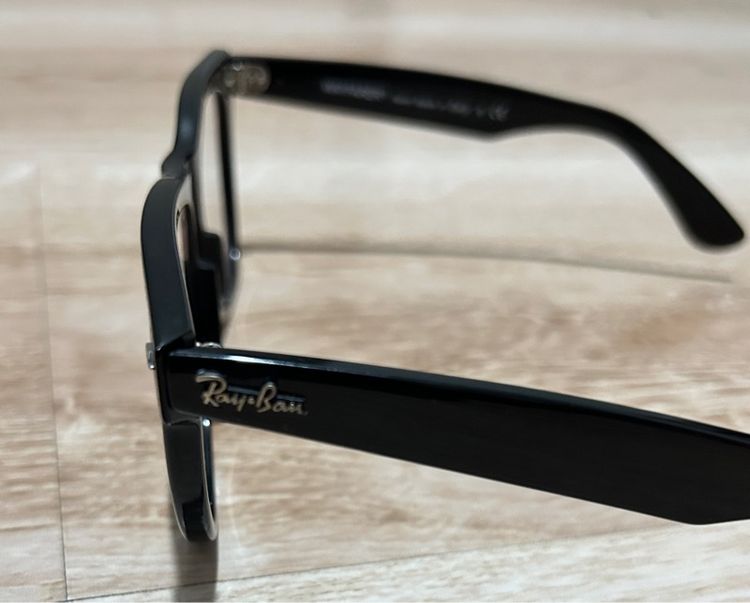 กรอบแว่น Ray-Ban Wayfarer  ใส่เลนส์ใสออโต้  ความเข้ม 60 เปอร์เซ็น เมื่อโดนแดดแสง UV ไม่มีค่าสายตา  มือ 2 สภาพ 80 เปอร์เซ็น  รูปที่ 8