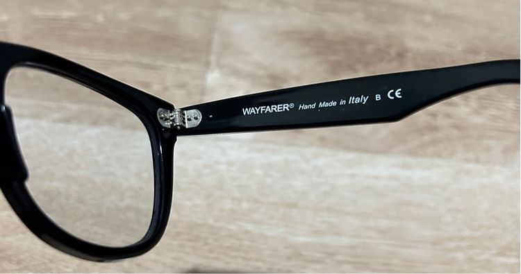 กรอบแว่น Ray-Ban Wayfarer  ใส่เลนส์ใสออโต้  ความเข้ม 60 เปอร์เซ็น เมื่อโดนแดดแสง UV ไม่มีค่าสายตา  มือ 2 สภาพ 80 เปอร์เซ็น  รูปที่ 2