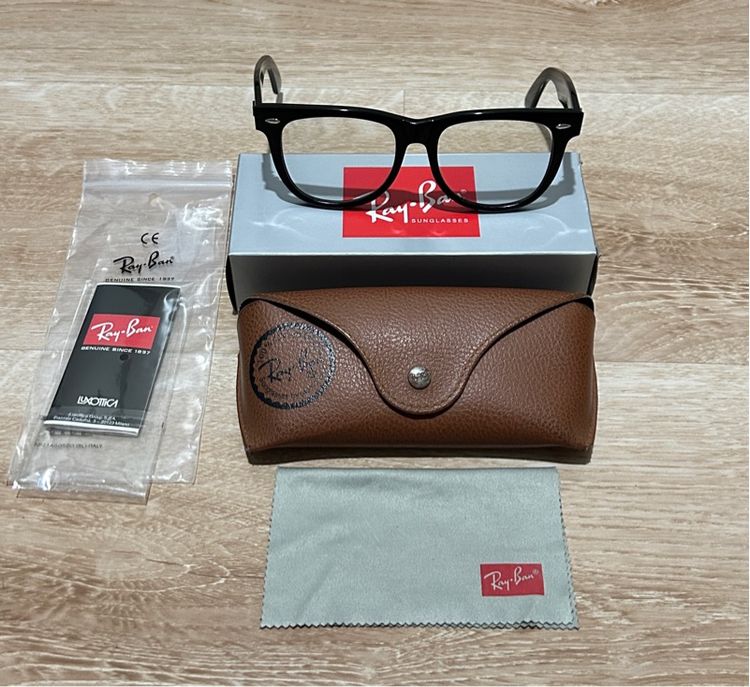 กรอบแว่น Ray-Ban Wayfarer  ใส่เลนส์ใสออโต้  ความเข้ม 60 เปอร์เซ็น เมื่อโดนแดดแสง UV ไม่มีค่าสายตา  มือ 2 สภาพ 80 เปอร์เซ็น 