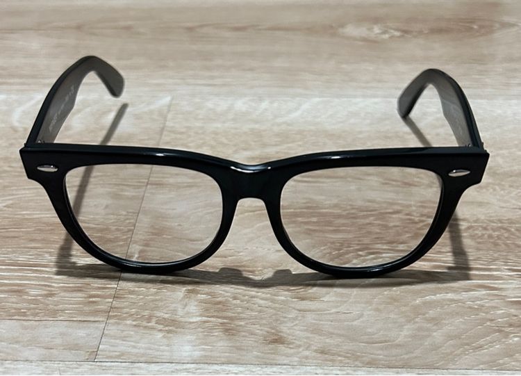 กรอบแว่น Ray-Ban Wayfarer  ใส่เลนส์ใสออโต้  ความเข้ม 60 เปอร์เซ็น เมื่อโดนแดดแสง UV ไม่มีค่าสายตา  มือ 2 สภาพ 80 เปอร์เซ็น  รูปที่ 6