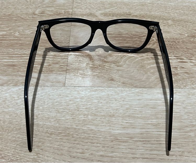 กรอบแว่น Ray-Ban Wayfarer  ใส่เลนส์ใสออโต้  ความเข้ม 60 เปอร์เซ็น เมื่อโดนแดดแสง UV ไม่มีค่าสายตา  มือ 2 สภาพ 80 เปอร์เซ็น  รูปที่ 4