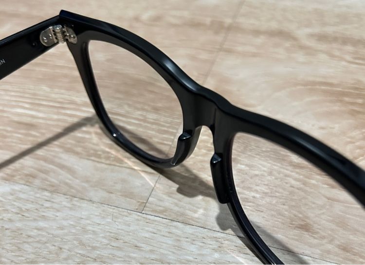 กรอบแว่น Ray-Ban Wayfarer  ใส่เลนส์ใสออโต้  ความเข้ม 60 เปอร์เซ็น เมื่อโดนแดดแสง UV ไม่มีค่าสายตา  มือ 2 สภาพ 80 เปอร์เซ็น  รูปที่ 9