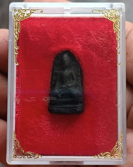 พระรอดเนื้อดินสีดำ พระบ้านเก่าเก็บหลายสิบปี สูง 2.5 ซ.ม. พร้อมกล่องเดิม พระแท้ไม่ทราบวัด รูปที่ 4