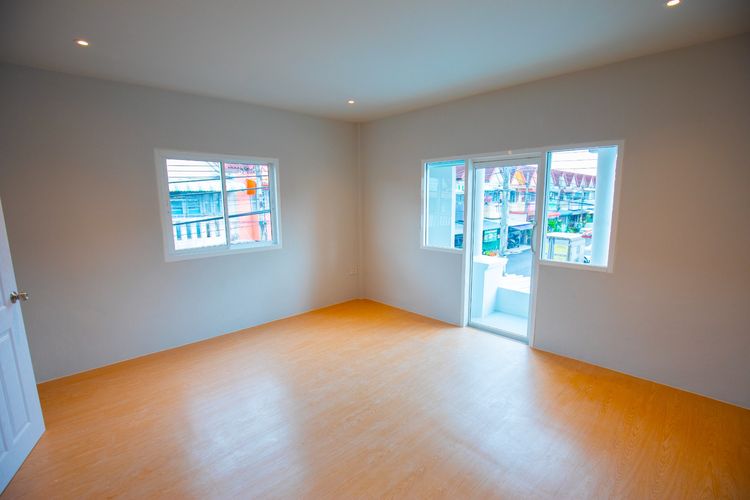 อื่นๆ มีบางส่วน 2025 ทาวน์โฮม รีโนเวทใหม่ทั้งหลัง ประชาอุทิศ 79 หลังมุม ฟีลบ้านเดี่ยว 2 ห้องนอน 2 ห้องน้ำ บ้านกว้างมาก จอดรถได้ 6 คัน รูปที่ 2