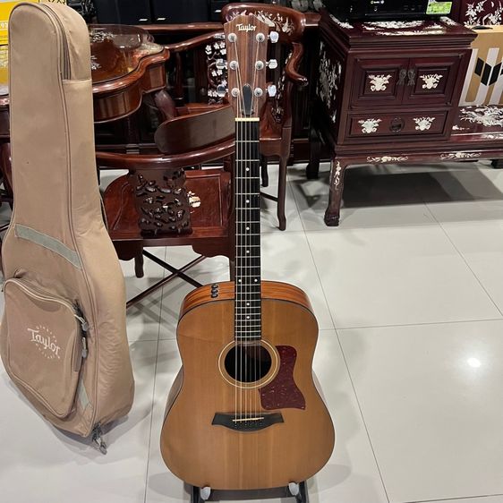 โปร่งไฟฟ้า Taylor 110e