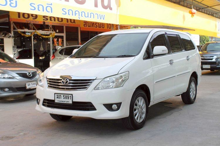 รถ Toyota Innova 2.0 V สี ขาว