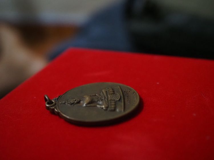 เหรียญหลวงพ่อปู่ วัดใหญ่จอมประสาท จ.สมุทรสาคร รุ่นก้าวหน้า เนื้อทองแดง ปี 2519 รูปที่ 4