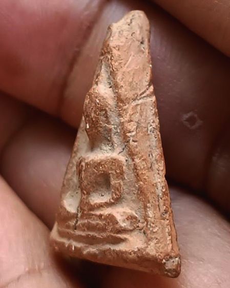 พระนางพญาเนื้อดิน พระบ้านเก่าเก็บหลายสิบปี ไม่ทราบเกจิท่านใดสร้าง ขนาดสูง 2.5 ซ.ม. รูปที่ 3