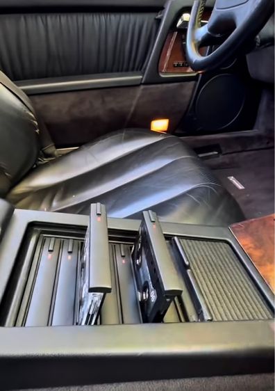 Benz R129 ช่องเก็บ Tape Cassette 7 ช่อง พร้อมชุดจุดบุหรี่ ฝาปิดเขี่ยบุหรี่คอนโซนหน้า แท้ มือสอง สภาพดี รูปที่ 18