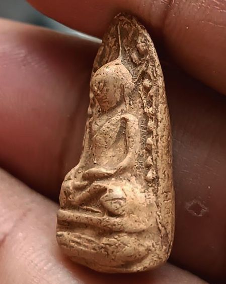 พระรอดเนื้อดิน พระบ้านเก่าเก็บหลายสิบปี ไม่ทราบเกจิท่านใดสร้าง ขนาดสูง 2.5 ซ.ม. รูปที่ 3