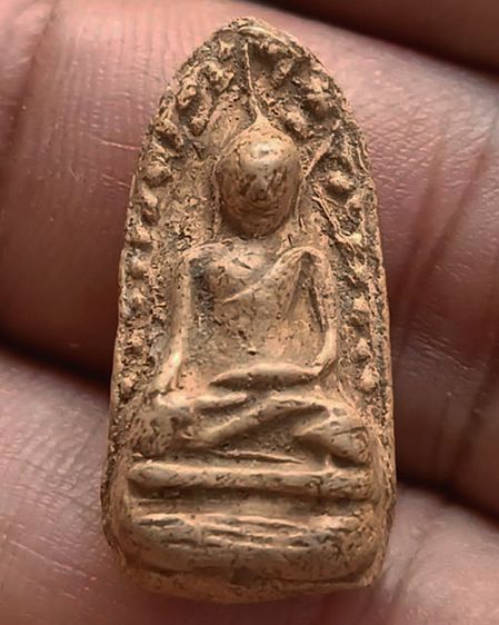 พระรอดเนื้อดิน พระบ้านเก่าเก็บหลายสิบปี ไม่ทราบเกจิท่านใดสร้าง ขนาดสูง 2.5 ซ.ม.