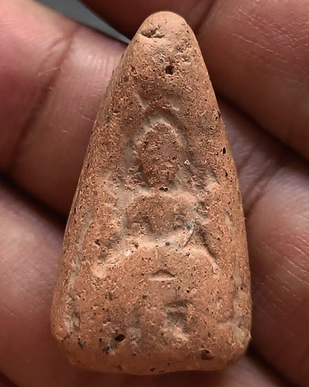 พระเนื้อดินพิมพ์ทรงคุ้นตา สูง 3.5 ซ.ม. พระบ้านเก่าเก็บหลายสิบปี ไม่ทราบกรุ-เกจิที่สร้าง