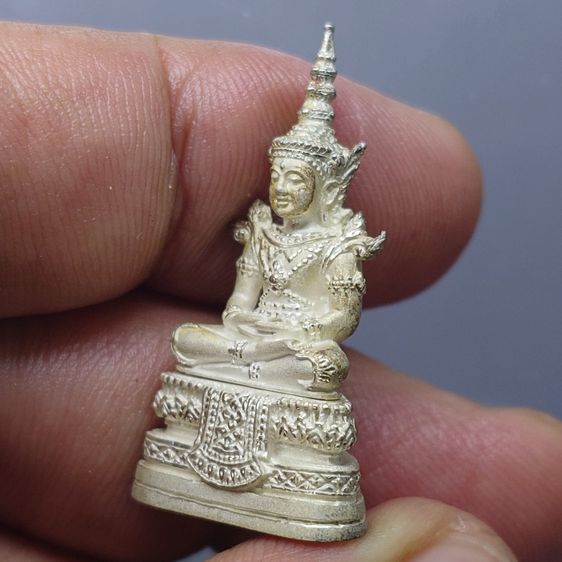 พระพุทธมหามณีรัตนปฏิมากร (พระแก้วมรกต) เนื้อเงิน รุ่นเฉลิมพระเกียรติ วัดพระศรีรัตนศาสดาราม ปี2543 พร้อมกล่องเดิมๆ รูปที่ 6