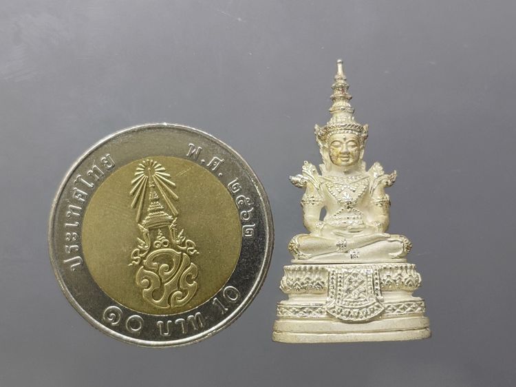 พระพุทธมหามณีรัตนปฏิมากร (พระแก้วมรกต) เนื้อเงิน รุ่นเฉลิมพระเกียรติ วัดพระศรีรัตนศาสดาราม ปี2543 พร้อมกล่องเดิมๆ รูปที่ 8