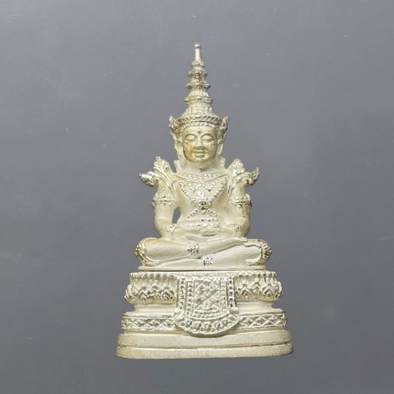 พระพุทธมหามณีรัตนปฏิมากร (พระแก้วมรกต) เนื้อเงิน รุ่นเฉลิมพระเกียรติ วัดพระศรีรัตนศาสดาราม ปี2543 พร้อมกล่องเดิมๆ รูปที่ 3