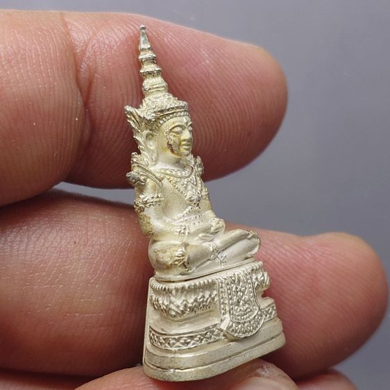 พระพุทธมหามณีรัตนปฏิมากร (พระแก้วมรกต) เนื้อเงิน รุ่นเฉลิมพระเกียรติ วัดพระศรีรัตนศาสดาราม ปี2543 พร้อมกล่องเดิมๆ รูปที่ 5