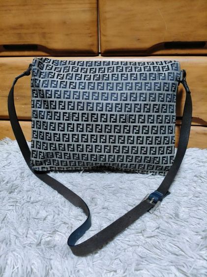 กระเป๋าสะพายข้าง FENDIแท้ รูปที่ 4