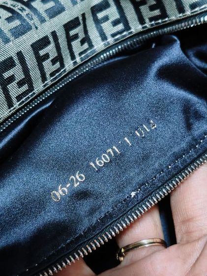 กระเป๋าสะพายข้าง FENDIแท้ รูปที่ 16