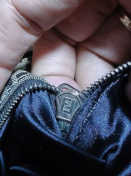 กระเป๋าสะพายข้าง FENDIแท้ รูปที่ 15