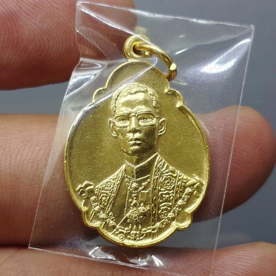 เหรียญที่ระลึก 4 รอบ ในหลวง รัชกาลที่9 กะหลั่ยทอง ปี2518 "บล็อกเกษา 3 เส้น ไม่ผ่านใช้ สวย รูปที่ 2