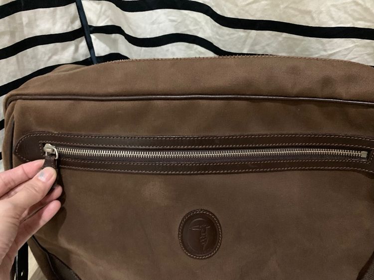 กระเป๋าสะพาย crossbodybag ของ TRUSSSARDI ซื้อมาจาก Italy ใหม่มาก ซื้อมาหลักหมื่น ยังไม่ผ่านการใช้งาน ผ้าแคนวาสสีน้ำตาล ทนสุดๆ แบรนด์ ITALY  รูปที่ 3
