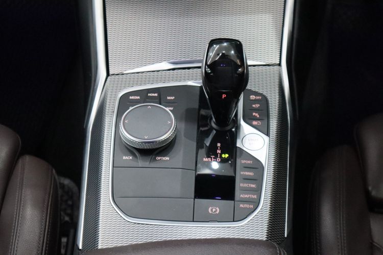 BMW Series 3 2020 330e Sedan ปลั๊กอินไฮบริด (PHEV) ไม่ติดแก๊ส เกียร์อัตโนมัติ ดำ รูปที่ 3