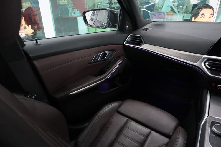 BMW Series 3 2020 330e Sedan ปลั๊กอินไฮบริด (PHEV) ไม่ติดแก๊ส เกียร์อัตโนมัติ ดำ รูปที่ 4