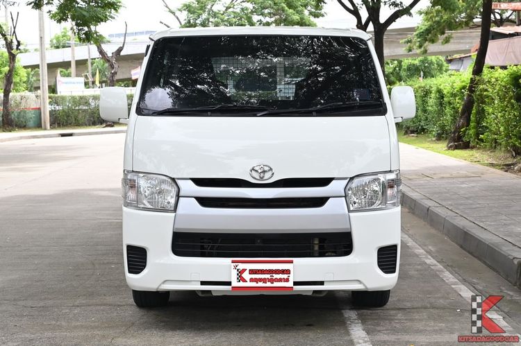 Toyota Hiace 2016 3.0 Economy Van ดีเซล ไม่ติดแก๊ส เกียร์ธรรมดา ขาว รูปที่ 2