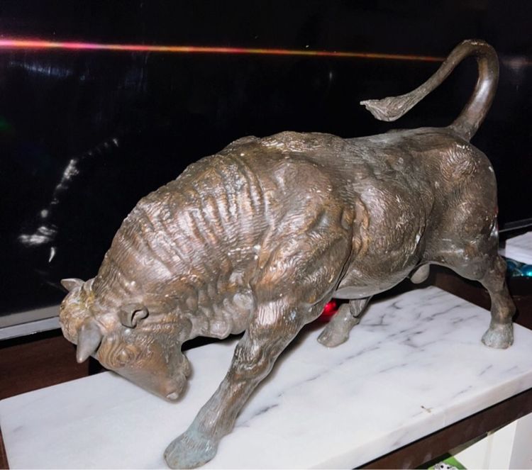 รูปปั้นวัวกระทิงทองเหลือง รูปที่ 8