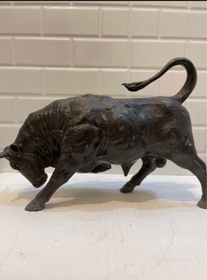 รูปปั้นวัวกระทิงทองเหลือง รูปที่ 2