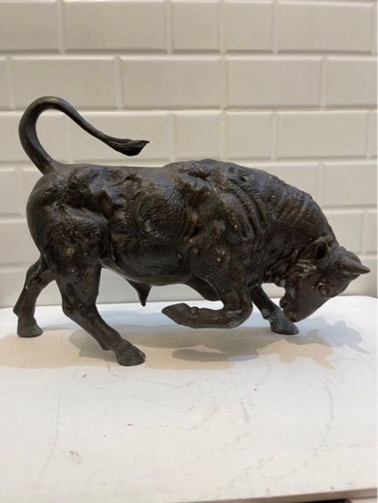 รูปปั้นวัวกระทิงทองเหลือง รูปที่ 4