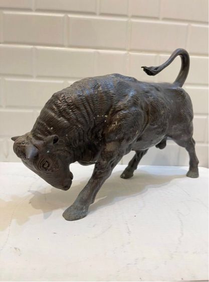 รูปปั้นวัวกระทิงทองเหลือง