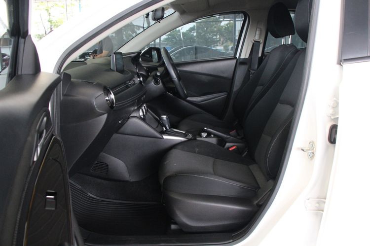 Mazda Mazda 2 2018 1.3 High Connect Sedan เบนซิน ไม่ติดแก๊ส เกียร์อัตโนมัติ ขาว รูปที่ 4