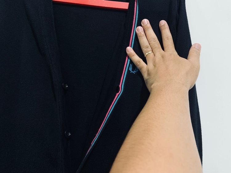 เสื้อแขนยาวไหมพรม FRED PERRY แท้ 💯 size M ขนาด อก 21 ยาว 27 นิ้ว สภาพดีมาก สีดำเข้ม ดีเทลสวย เนื้อผ้าดีมาก หายากน่าสะสมครับ รูปที่ 7