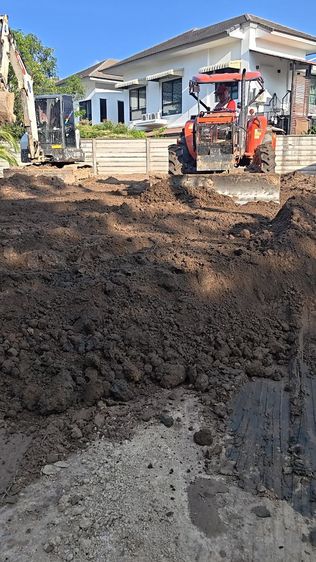 ดินดำปลูกต้นไม้ ปลูกหญ้า สวยๆ พร้อมส่ง 5 คิว เต็มลำ  รูปที่ 4