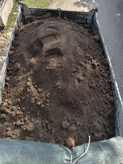 ดินดำปลูกต้นไม้ ปลูกหญ้า สวยๆ พร้อมส่ง 5 คิว เต็มลำ 