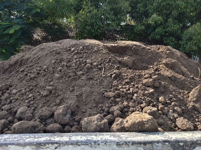 ดินดำปลูกต้นไม้ ปลูกหญ้า สวยๆ พร้อมส่ง 5 คิว เต็มลำ  รูปที่ 2