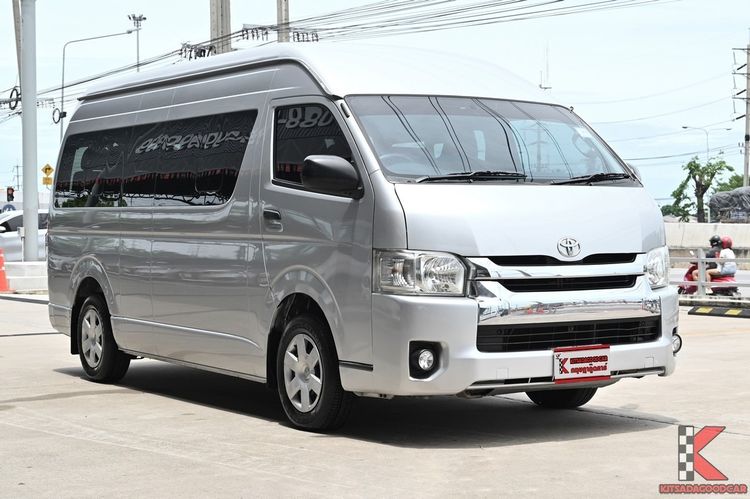 รถ Toyota Commuter 3.0 สี บรอนซ์เงิน