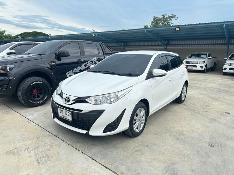 รถ Toyota Yaris 1.2 E สี ขาว