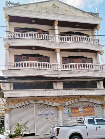 ตึก 3 ชั้นครึ่ง บนพื้นที่ 50 ตรว