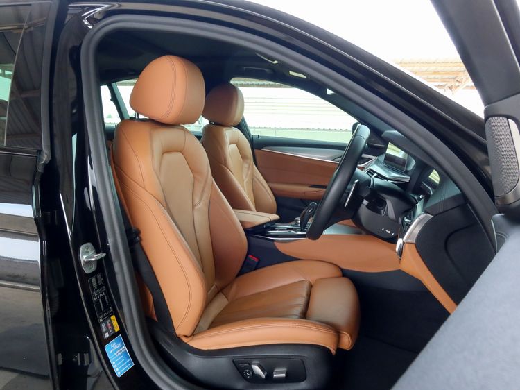 BMW Series 5 2020 530e Sedan ปลั๊กอินไฮบริด (PHEV) ไม่ติดแก๊ส เกียร์อัตโนมัติ ดำ รูปที่ 3