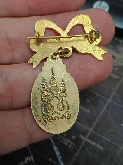 ล็อกเก็ตท่านเจ้าคุณนรฯ วัดเทพศิรินทร์ รุ่นบุญพระรังษี เนื้อกะไหล่ทอง มีโบว์ รูปที่ 2