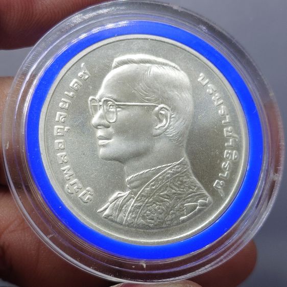 เหรียญเงิน 600 บาท ที่ระลึกเฉลิมพระชนมพรรษา 6 รอบ รัชกาลที่9 พ.ศ.254 ไม่ผ่านใช้ รูปที่ 3