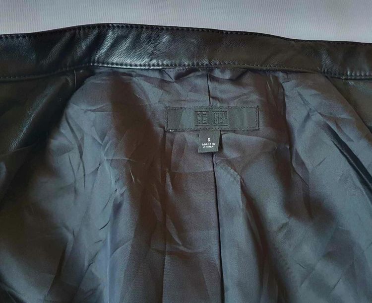 Uniqlo แจ็คเก็ตหนังสีดํา รูปที่ 3