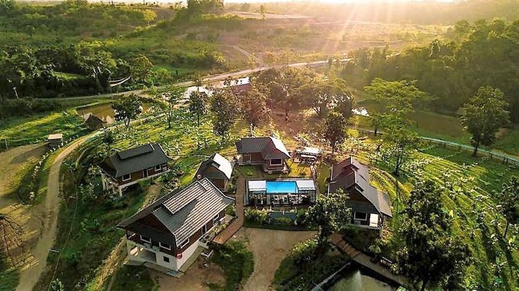 ขายด่วน รีสอร์ทสวย ติดถนนหลักทางขึ้นดอยแม่สลอง ราคาดีที่สุด