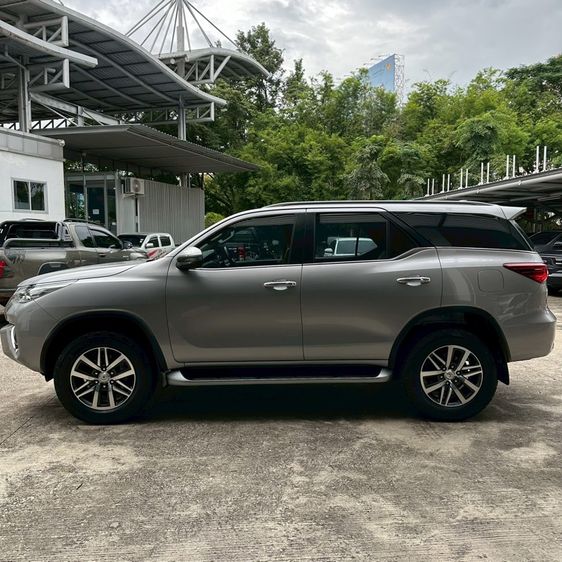 Toyota Fortuner 2017 2.8 V 4WD Utility-car ดีเซล ไม่ติดแก๊ส เกียร์อัตโนมัติ บรอนซ์เงิน รูปที่ 4