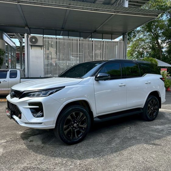 Toyota Fortuner 2025 2.8 GR Sport 4WD Utility-car ดีเซล ไม่ติดแก๊ส เกียร์อัตโนมัติ ขาว รูปที่ 3