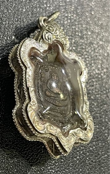 เหรียญพญาเต่าเรือน รุ่นเฮงแสนเฮง พิมพ์เจ้าทรัพย์ นวะ หลวงปู่หลิว วัดไร่แตงทอง ปี 2539 พร้อมกรอบเงินแท้ รูปที่ 3