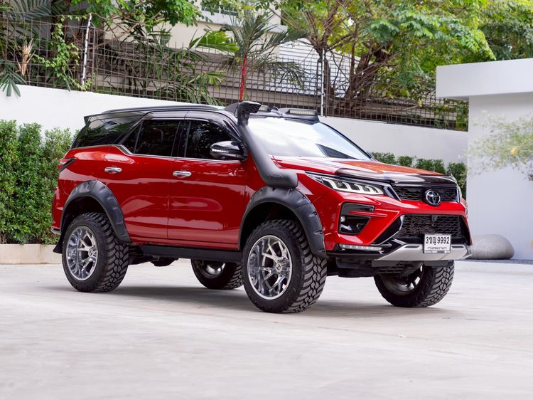 รถ Toyota Fortuner 2.4 Legender 4WD สี แดง