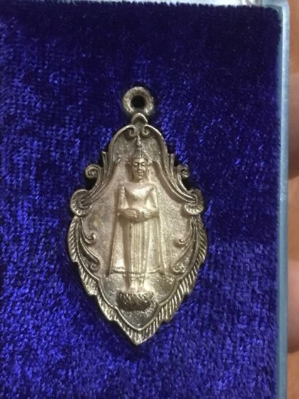 เหรียญหล่อหลวงพ่อบ้านแหลมพิมพ์นิยม รูปใบสาเก เนื้อเงิน รูปที่ 2